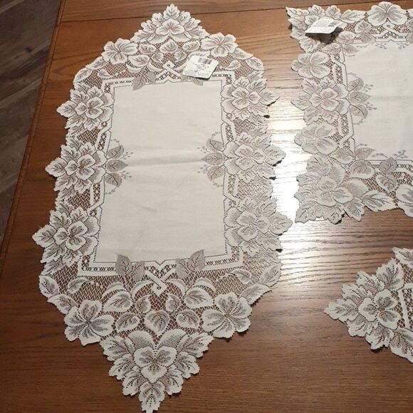 -3 pc bundle of vtg.white Heirloom Lace doilies, runner, placemat, & doily - Picture 2 of 10